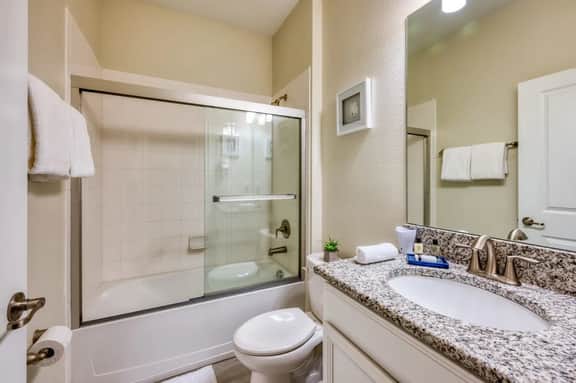 Stunning Home, Private Pool, Great Location - Image 5