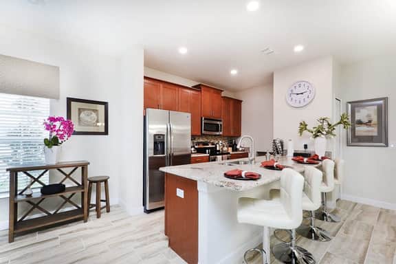 Stunning Storey Lake Villa, Prime Location - Image 5