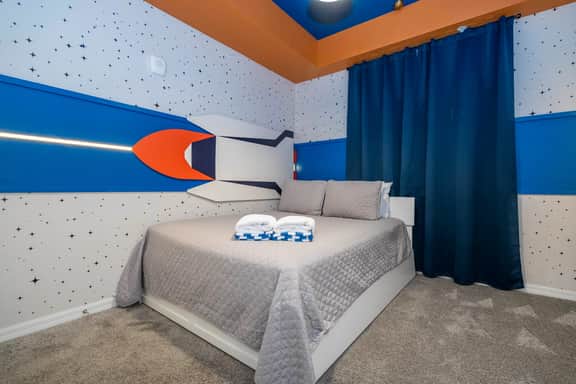 Stylish 2-BR Apt, Sleeps 7, Near Disney Magic - Image 5