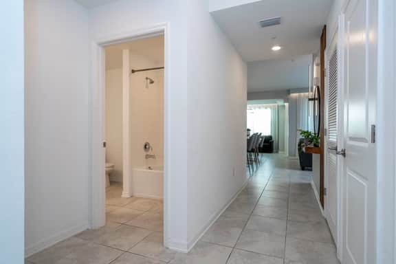 Stylish 2-BR Apt, Sleeps 7, Near Disney Magic - Image 2
