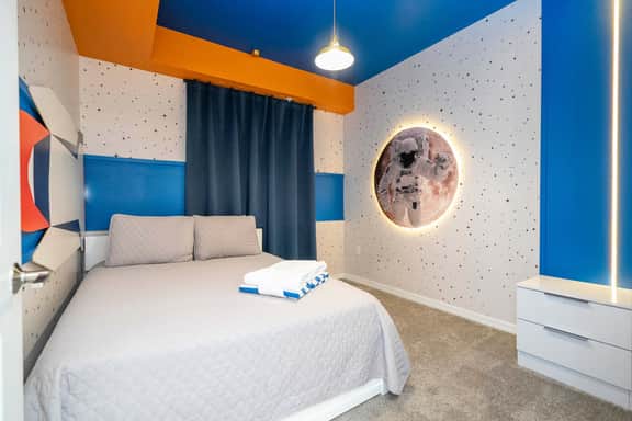 Stylish 2-BR Apt, Sleeps 7, Near Disney Magic - Image 5