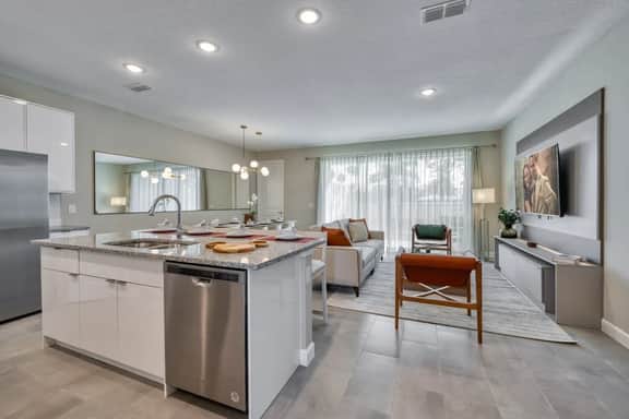 Stylish 4 bedroom home, 10 min from Disney - Image 3