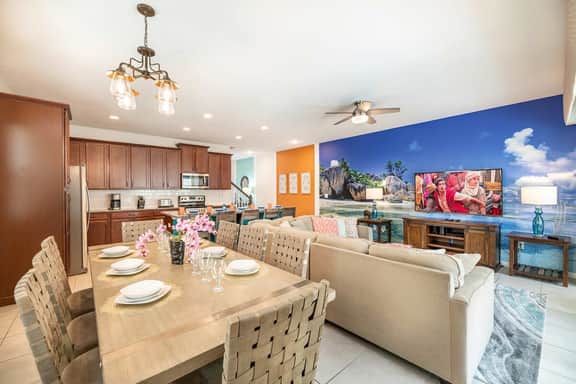 Sunny Retreat-Colorful Home, Pool, Great Location - Image 3