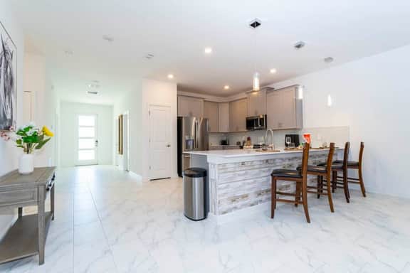 Super nice and spacious 9BDR home - Image 3