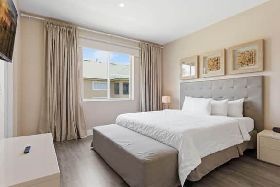 Upscale 3BR suites, Patio with BBQ & Jacuzzi - Image 3