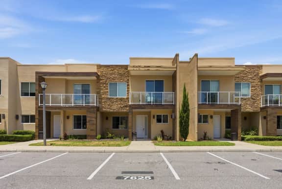 Upscale 3BR suites, Patio with BBQ & Jacuzzi - Image 5