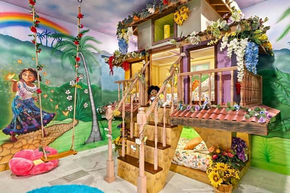 Luxury 15BR Suites, Pool and Themed Bedrooms - Image 2