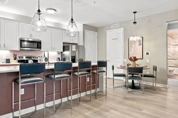 Luxury 3BR, Newly Renovated, Lake View, Vista Cay - Image 3