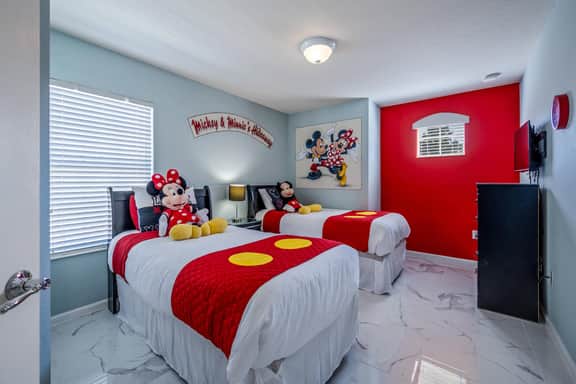 Chic 6BR, Pool, Themed Rooms, Near Disney - Image 3