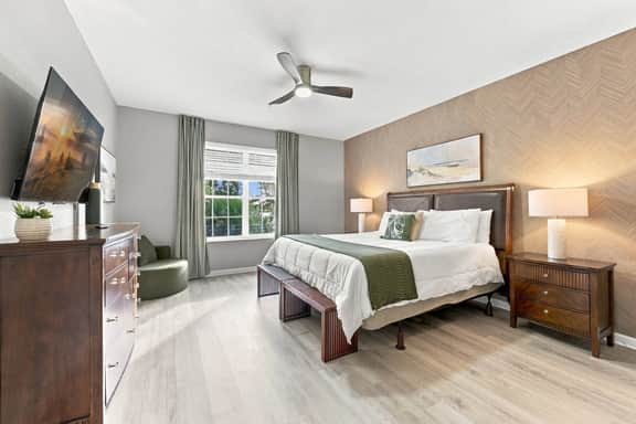 Relax by the Lake, Spacious 3BR Orlando Stay - Image 4