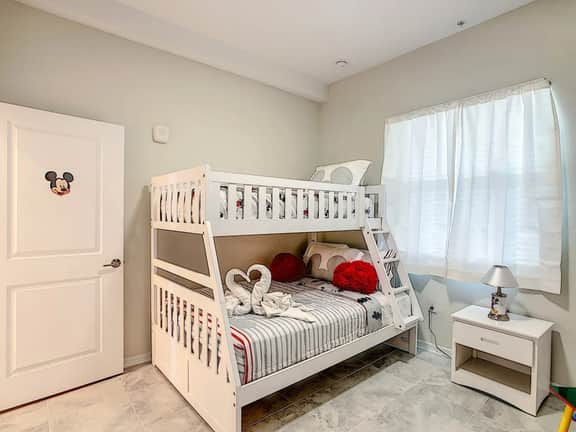 Charming Themed Stay/Lakeview/2 Clubhouses Access - Image 5