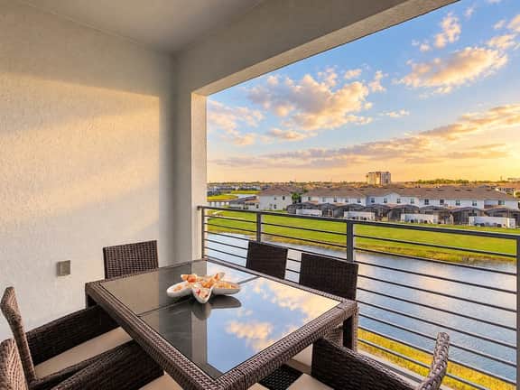 Charming Themed Stay/Lakeview/2 Clubhouses Access - Image 2
