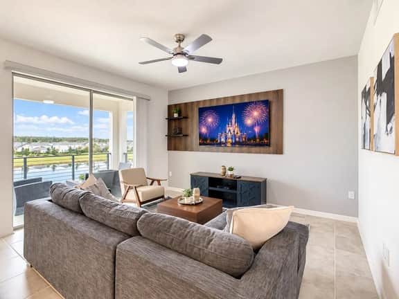 Themed Rooms & Lake Views: Your Kissimmee Escape! - Image 3