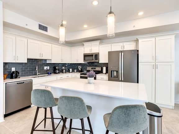 Themed Rooms & Lake Views: Your Kissimmee Escape! - Image 4