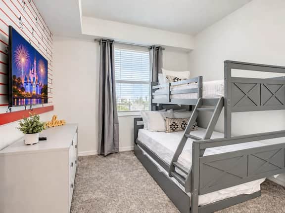 Themed Rooms & Lake Views: Your Kissimmee Escape! - Image 5